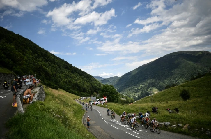 Le Français Julian Alaphilippe, maillot à pois, lors d'une échappée dans le Col du Portillon pendant la 16e étape du Tour de France, entre Carcassonne et Bagnères-de-Luchon, le 24 juillet 2018