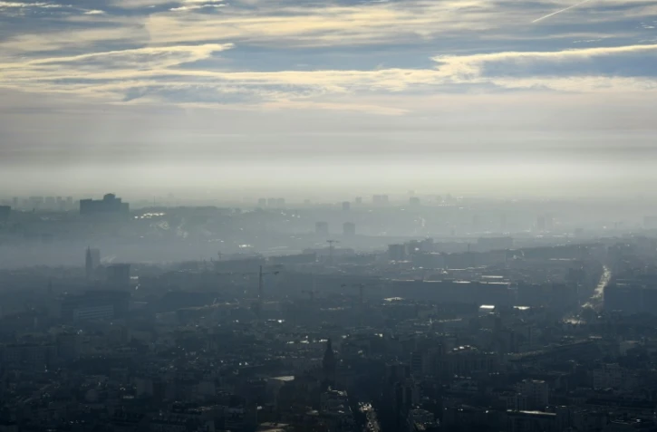 Vue générale de Paris, le 9 décembre 2016 enveloppé dans un nuage de pollution