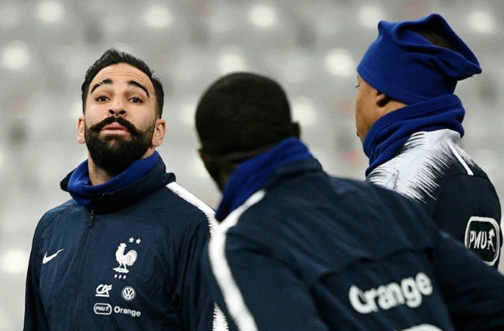 Le défenseur français Adil Rami (g) lors d'une séance d'entraînement au Stade de France le 19 novembre 2018