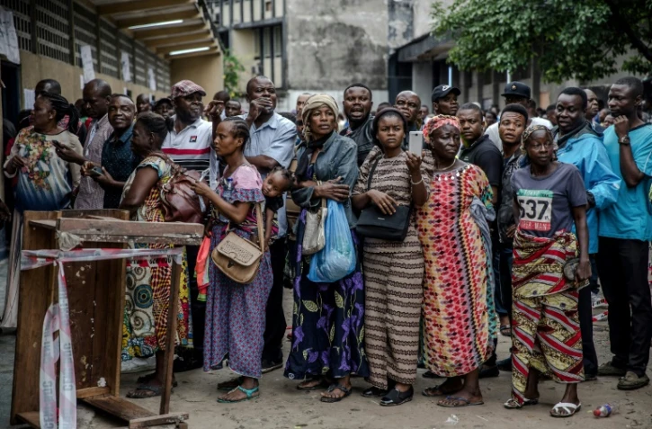 Des électeurs patientent avant de pouvoir voter lors de la présidentielle en République démocratique du Congo, le 30 décembre 2018 à Kinshasa.