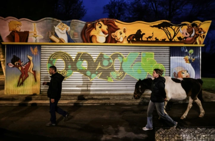 La ponette Syoux et sa propriétaire Marie Pési (d) en compagnie d'un homme sans domicile fixe, lors d'une maraude sociale à Angoulême, le 27 mars 2024