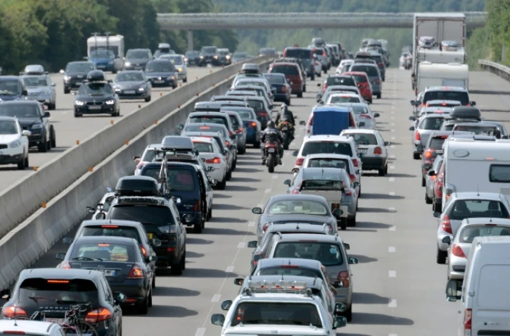 La circulation est difficile à la mi-journée pour le premier chassé croisé de l'été, avec près de 560 kilomètres de bouchons