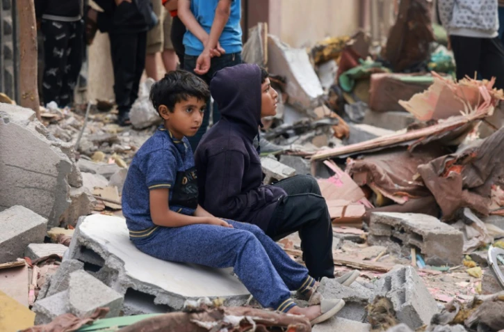 Des enfants palestiniens sur les décombres d'un bâtiment détruit à la suite d'un bombardement israélien à Rafah, dans le sud de la bande de Gaza le 4 avril 2024