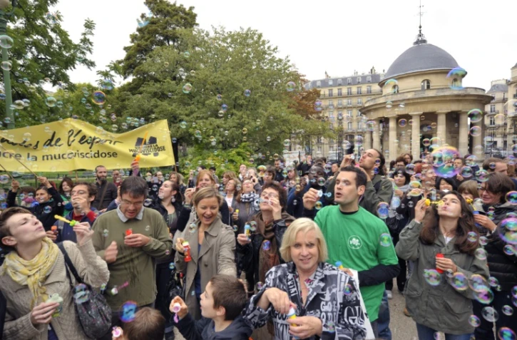 Partie géante de bulles de savon, le 25 septembre 2010 à Paris, dans le cadre des Virades de l'espoir organisées en France au profit de la lutte contre la mucoviscidose