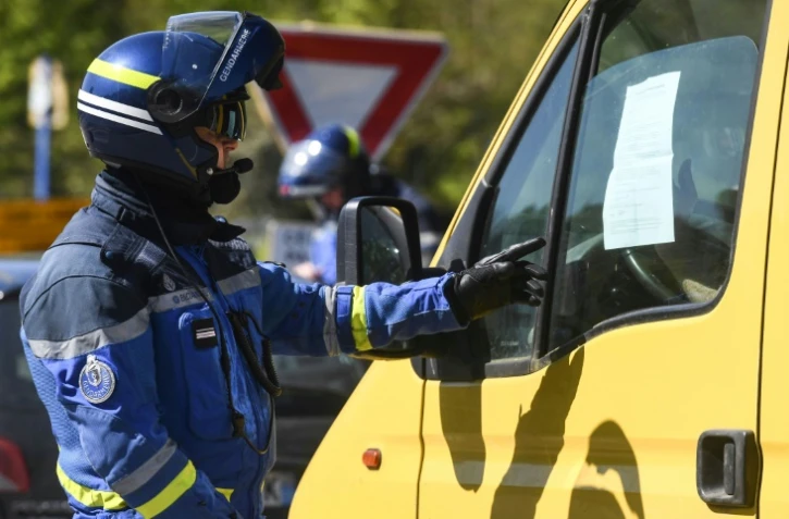 Un gendarme procède au contrôle d'un véhicule dans le cadre des mesures de confinement imposées dans la lutte contre le nouveau coronavirus, le 4 avril 2020 à Bénodet (Finistère)