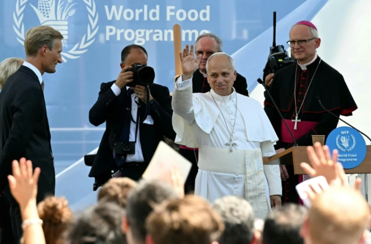 Le pape Léon XIV salue la foule lors d'une visite au siège du Programme alimentaire mondial (PAM), à Rome, le 22 juin 2026.