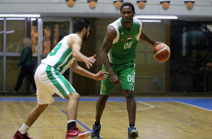 Le basketteur américain DeMario Mayfield (d) sous les couleurs de son club du Pétrole lors d'un match de championnat d'Irak contre le club de la Compagnie aérienne, le 7 décembre à Bagdad
