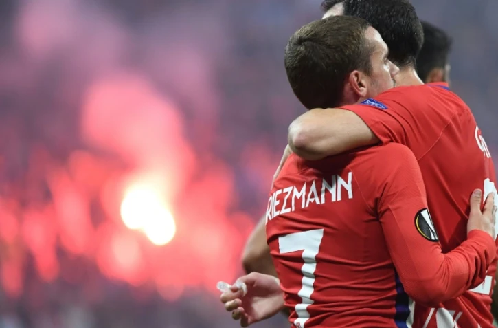 L'attaquant du Real Madrid Antoine Griezmann (g) et son coéquipier Diego Godin se congratule après un but contre face à l'OM en finale de l'Europa League, le 16 mai 2018 à Décines-Charpieu