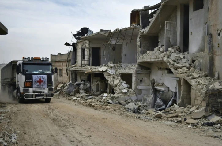 Un camion de la Croix-Rouge dans le village de Teir Maalah, en Syrie, le 25 avril 2016