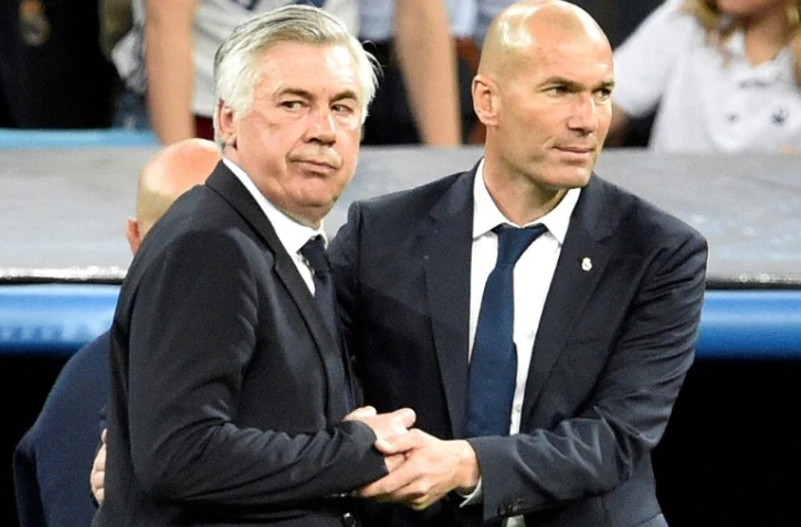 Les entraîneurs du Bayern Munich Carlo Ancelotti et du Real Madrid Zinédine Zidane, le 18 avril 2017 après la victoire madrilène au Santiago-Bernabeu