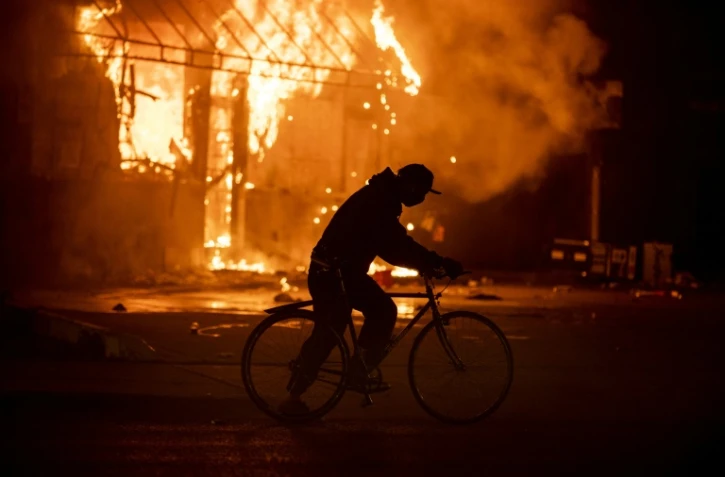 Une station essence incendiée à Minneapolis le 29 mai 2020