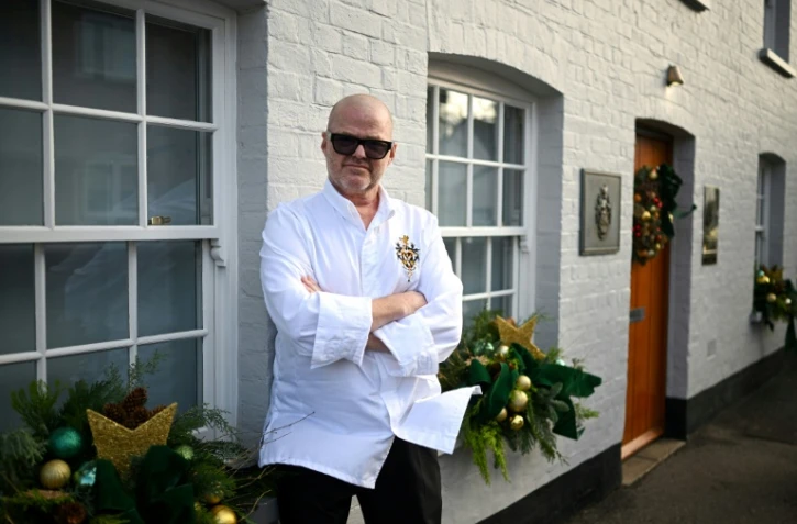 Le chef star britannique Heston Blumenthal pose devant son restaurant "The Fat Duck" ("Le gros canard"), dans le village de Bray, à l'ouest de Londres, le 19 novembre 2025