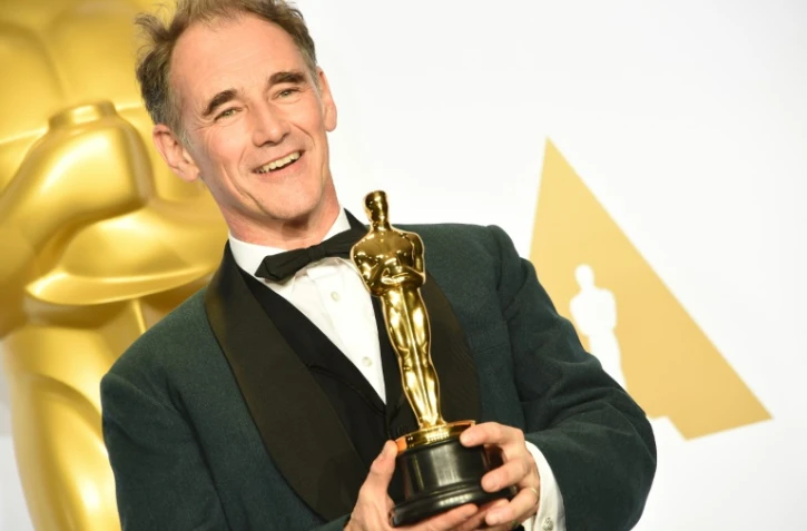 Mark Rylance pose avec son Oscar du meilleur second rôle, le 28 février 2016 à HOllywood