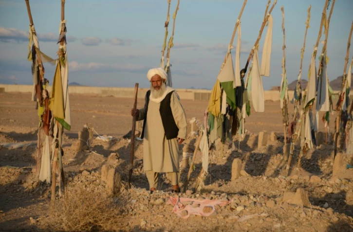 Un Afghan, Malik Abdul Hakim, le 6 janvier 2016 au milieu des tombes qu'il entretient dans le "cimetière des taliban" à Zherai dans la région de Kandahar