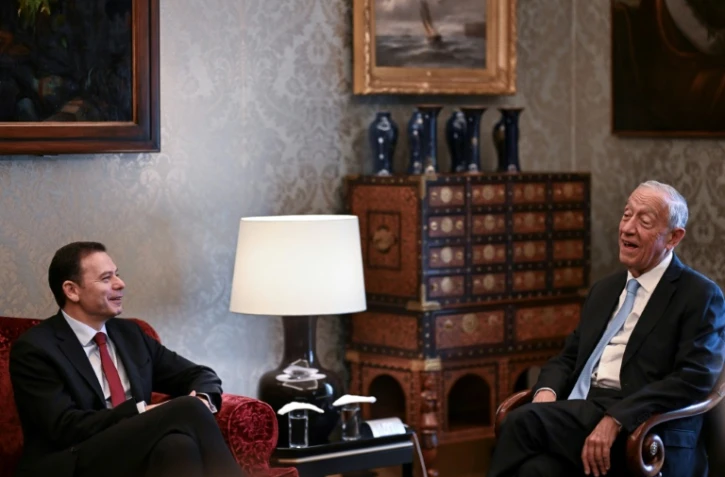 Le Premier ministre portugais Luis Montenegro a rencontré le Président Marcelo Rebelo de Sousa au Palais de Belém à Lisbonne le 12 mars 2025, un jour après le rejet de sa motion de confiance au Parlement et alors que le Président s'apprête à recevoir les partis politiques représentés au Parlement.