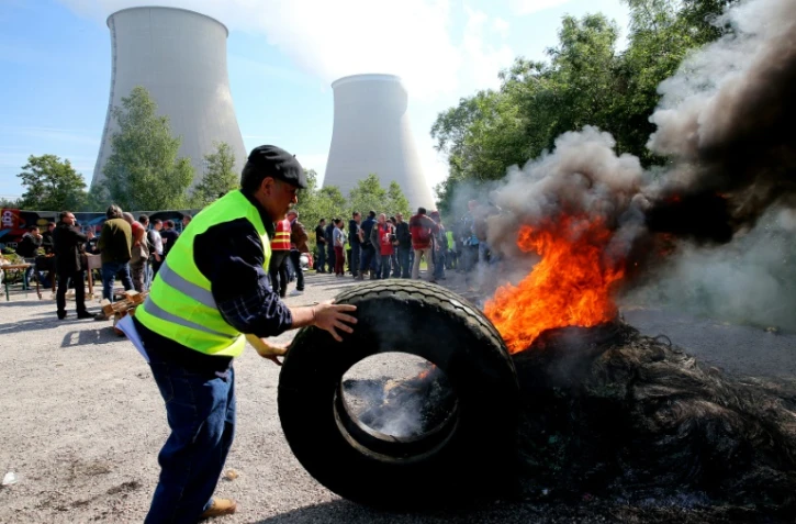 Des salariés bloquent l'accès à la centrale nucléaire de Nogent-sur-Marne le 26 mai 2016