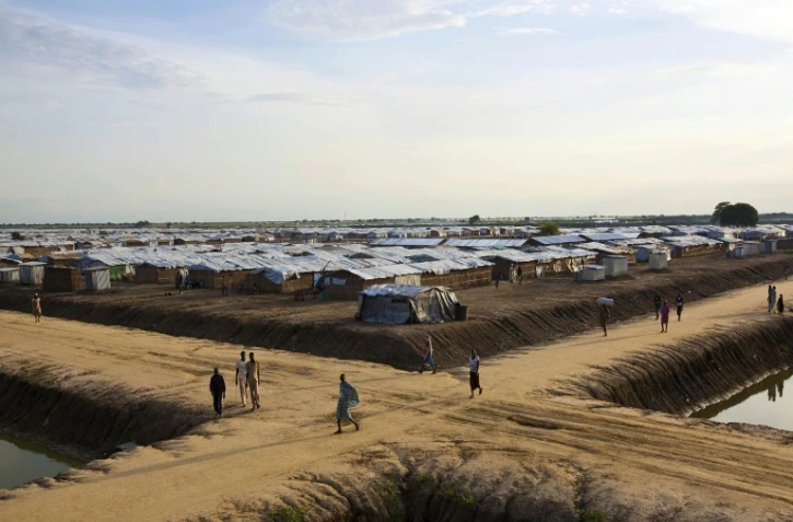 Des Soudanais dans le camp de l'ONU à Bentiu, dans le nord du Soudan du Sud, où logent environ 118.000 personnes déplacées du fait de la guerre civile, le 20 septembre 2015