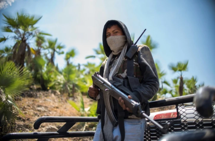 Un membre de la police communautaire de l'état du Guerrero monte la garde dans les collines de Carrizalillo au Mexique, le 24 mars 2018