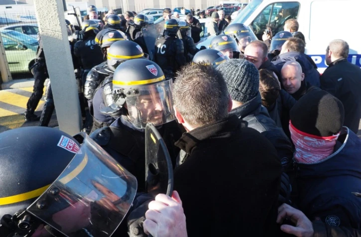 Les forces de l'ordre font face aux gardiens de prison en grève de Perpignan, le 23 janvier 2018