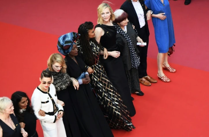 La présidente du Jury Cate Blanchett et 81 autres femmes de cinéma montent les marches en hommage aux rares réalisatrices sélectionnées dans l'histoire du Festival de Cannes, le 12 mai 2018