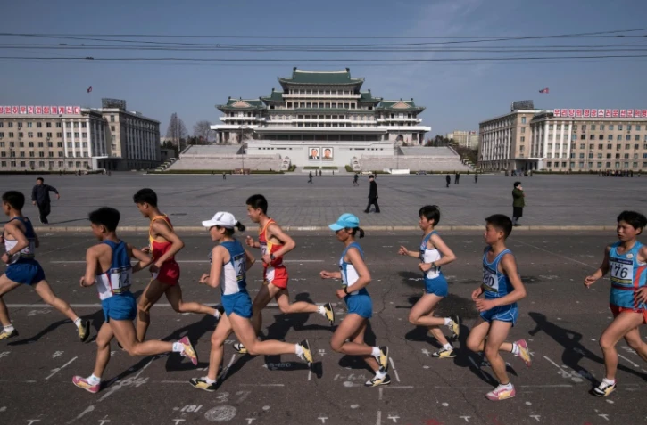 Les coureurs du marathon de Pyongyang devant le square Kim Il-Sung, le 9 avril 2017 