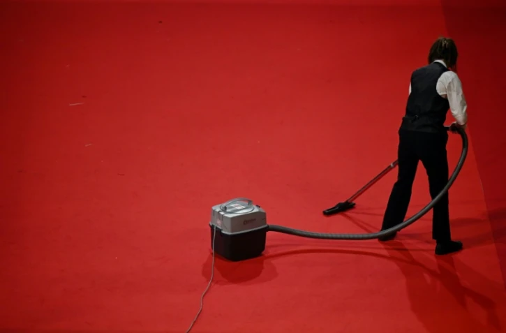 Nettoyage du tapis rouge du festial de Cannes, le 18 mai 2023