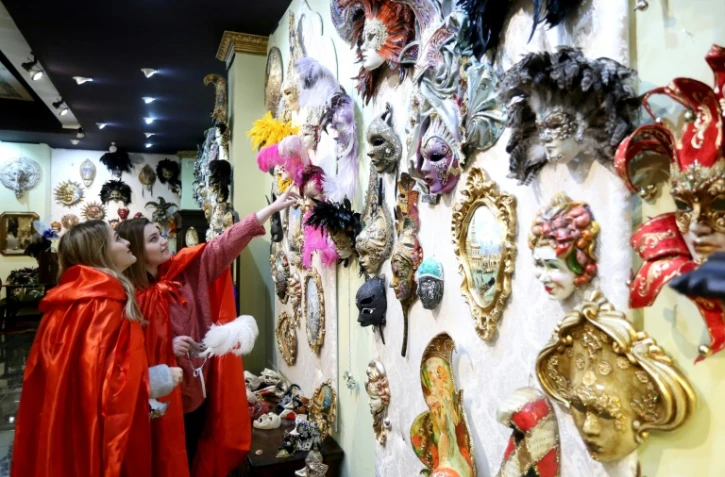 Des visiteurs admirent les masques de carnaval dans le salon de l'atelier Venice Art Mask à Shkodër en Albanie, le 20 février 2020