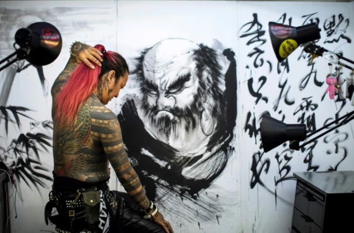 Le tatoueur japonais Noriyuki Katsuta, membre de l'association "Sauver le tatouage au Japon", pose dans son studio à Tokyo, le 15 novembre 2017