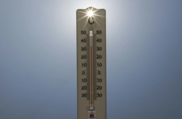 Après une légère accalmie jeudi, due aux orages, le thermomètre repart à la hausse vendredi, avec 80 départements placés en vigilance orange par Météo-France