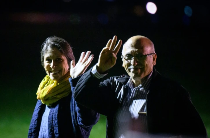 Nazanin Zaghari-Ratcliffe (g) et Anoosheh Ashoori, libérés de leur détention en Iran, à leur arrivée sur la base aérienne de la Royal Air Force de Brize Norton, dans le sud-ouest de l'Angleterre, le 17 mars 2022