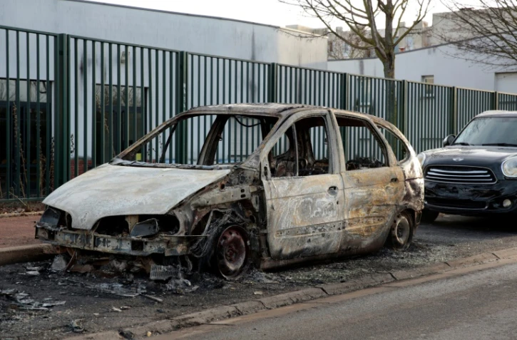 Carcasse de voiture brûlée dans le Cité des 3000 à Aulnay-sous-Bois le 7 février 2017 lors de violences en Seine-Saint-Denis après l'affaire du viol présumé de Théo