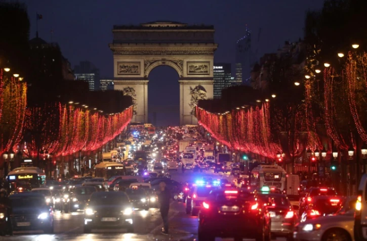 Des voitures circulant sur les Champs-Elysées, le 7 décembre 2018 à Paris