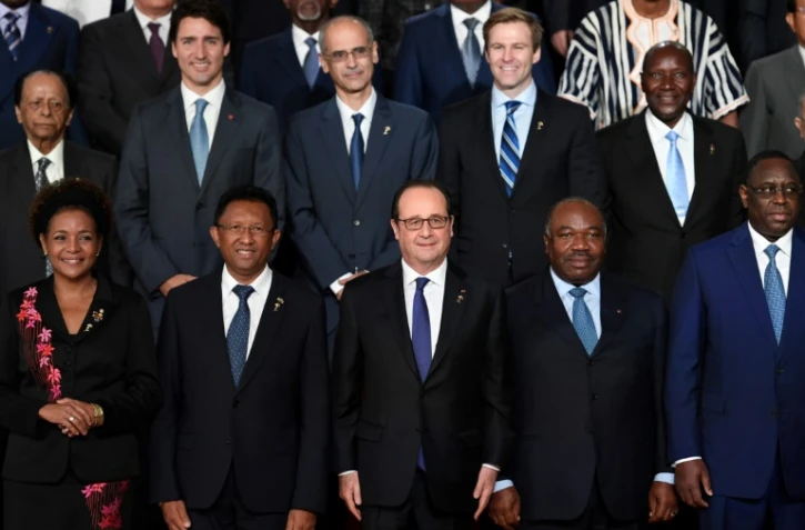 François Hollande sur la photo de famille du 16e sommet de la Francophonie le 26 novembre 2016 à Antananarivo