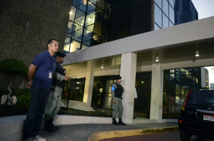 Des policiers devant les locaux du cabinet d'avocats Mossack Fonseca le 12 avril 2016 à Panama
