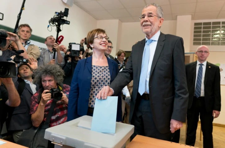Le candidat à la présidentielle Alexander Van der Bellen vote à Vienne le 22 mai 2016