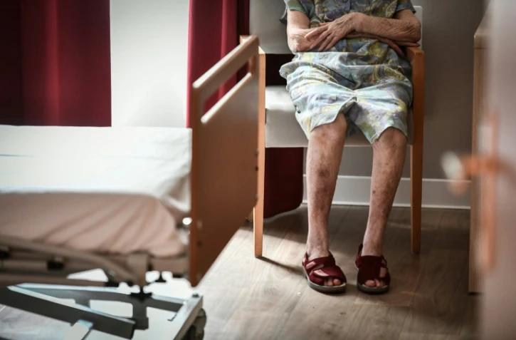 Une résidente d'un Ehpad est assise dans sa chambre le 5 juillet 2018 à Paris