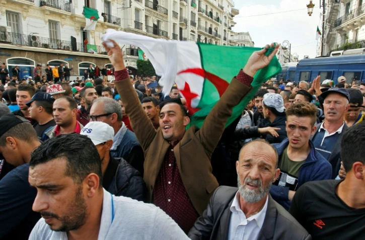 Des manifestants algériens manifestent contre le pouvoir à Alger, le 1er novembre 2019