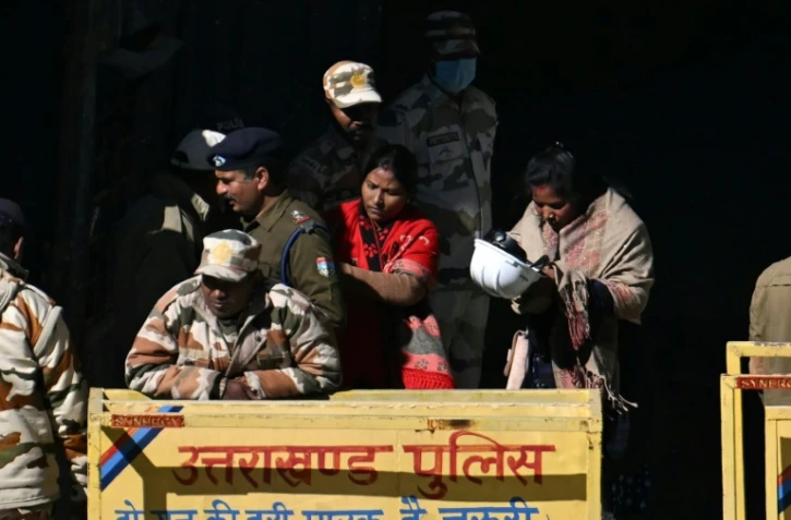 Des membres des familles sortent du chantier après avoir eu un contact avec des ouvriers coincés dans le tunnel de Silkyara en construction, dans le district d'Uttarkashi, dans l'État indien d'Uttarakhand, le 22 novembre 2023