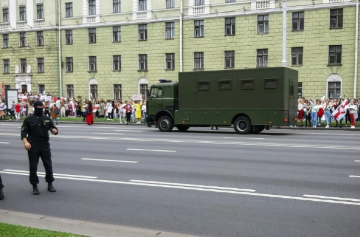 Dispositif policier dans une rue de Minsk pendant une manifestation de femmes, le 29 août 2020 à Minsk, au Bélarus
