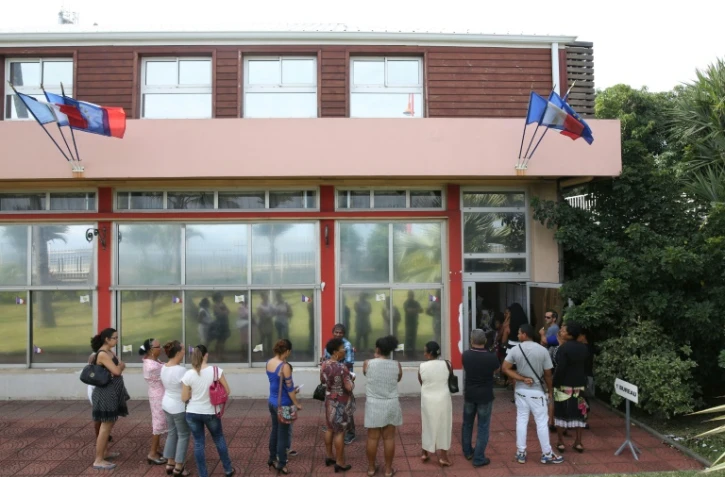 Les électeurs attendent devant le bureau de vote, le 6 décembre 2015 à La Possession, à La Réunion