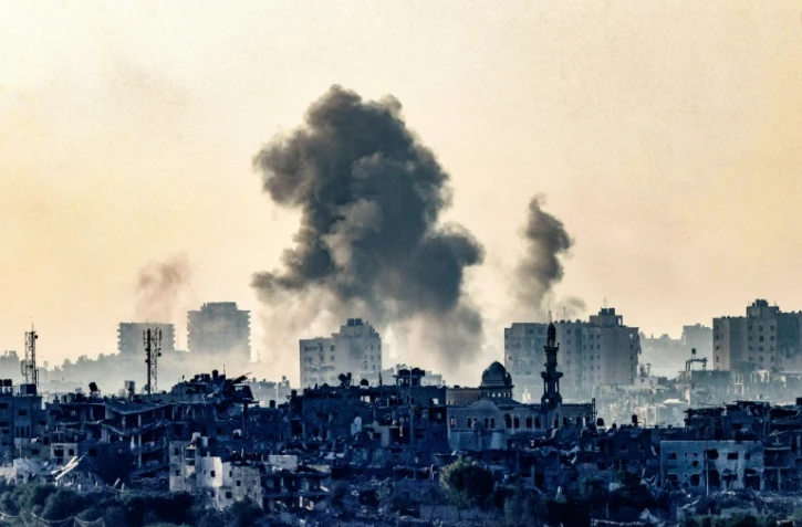 De la fumée s'élève dans le ciel dans le nord de la bande de Gaza, le 25 octobre 2023, dans cette photographie prise depuis la ville israélienne de Sdérot
