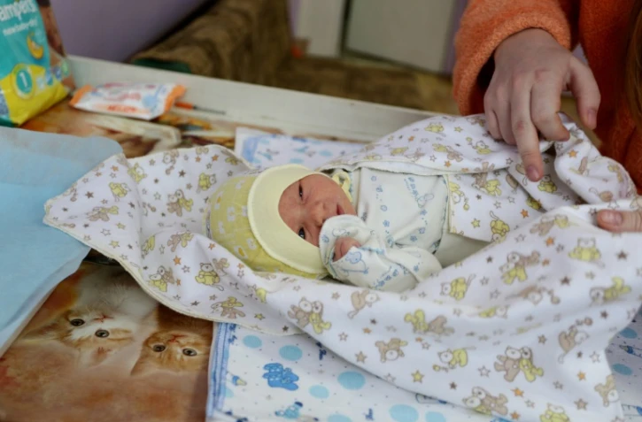Le bébé d'Olga, jeune maman ukrainienne, le 16 janvier 2017 à la maternité d'Avdiïvka dans l'est du pays