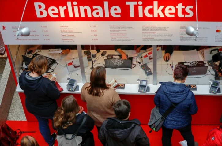 Le public fait la queue pour acheter des tickets d'entrée pour le 70ème festival du film de Berlin le 17 février à Berlin.