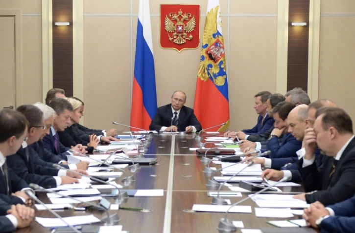 Le président russe Vladimir Poutine (c) lors d'un conseil des ministres dans la résidence Novo-Ogaryovo près de Moscou, le 30 septembre 2015
