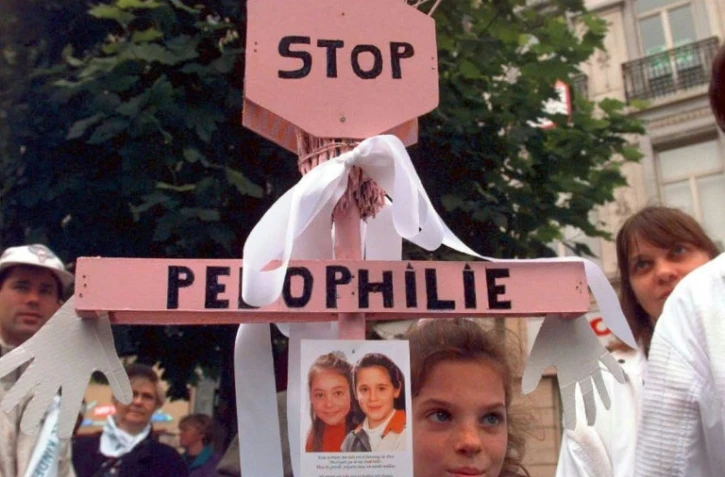 Participante de la Marche blanche ayant réuni 275.000  à Bruxelles le 20 octobre 1996