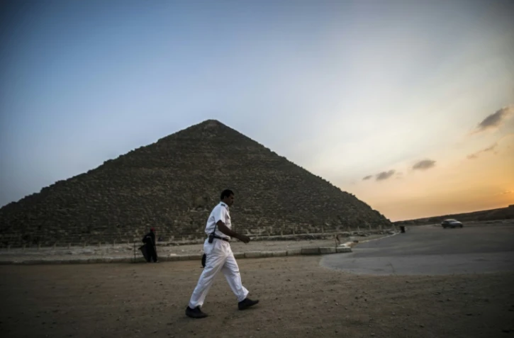 Un policier egyptien passe devant la pyramide de Cheops en Egypte, le 9 novembre 2015