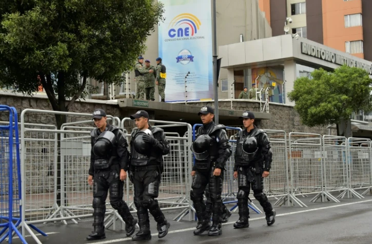 Des soldats devant le Conseil national électoral à Quito, en Equateur, le 1er avril 2017