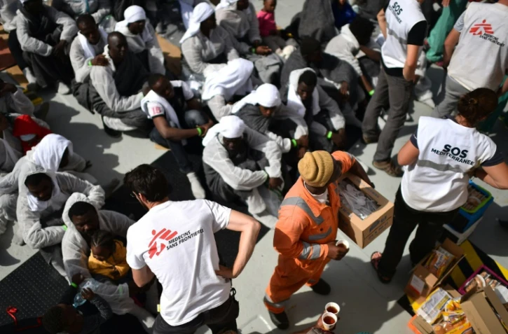Des migrants à bord de l'Aquarius après avoir été secourus par "Medecins Sans Frontières" et "SOS Mediterranée" le 25 mai 2016 au large de la Libye