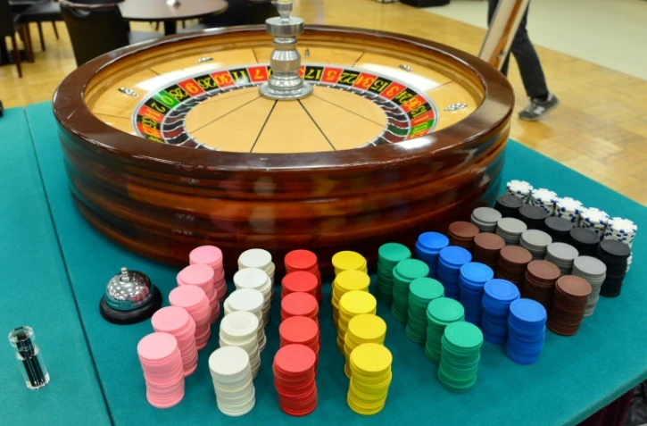 Plusieurs individus armés ont fait irruption dans la nuit de vendredi à samedi au casino d'Aix-en-Provence, créant la panique parmi les clients présents dont une quinzaine ont été blessés légèrement, avant de prendre la fuite avec la caisse