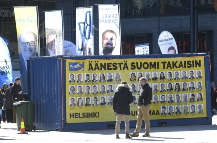 Affiches électorales collées sur un container le 12 avril 2019 sur une place à Helsinki
